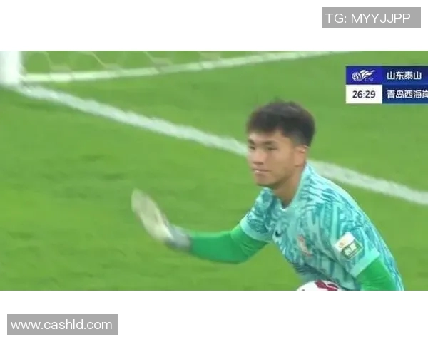 杨希全力以赴防守青岛西海岸展现出色球技与团队合作精神