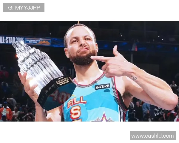 库里获得本赛季MVP荣誉，成为历史第一位蝉联MVP的球员